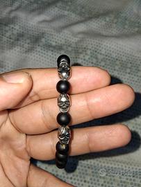 Bracciale con perle nere naturali opache teschi