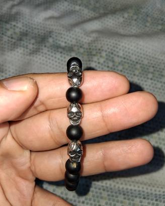 Bracciale con perle nere naturali opache teschi