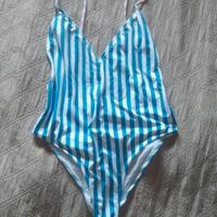 Costume bianco ed azzurro