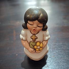 Thun bimba cerimonia con fiore in mano