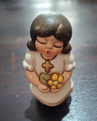 Thun bimba cerimonia con fiore in mano