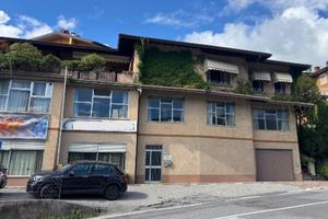 Casa singola con magazzino/laboratorio e giardino