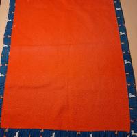 copertina rossa  in pile per cani