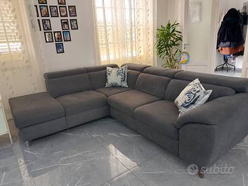 Elegante divano angolare grigio