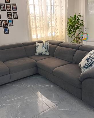 Elegante divano angolare grigio