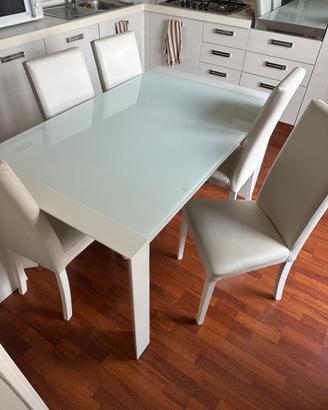 tavolo bianco e vetro con 6 sedie moderno