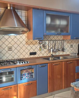 Cucina+tavolo+credenza in buone condizioni