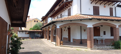 Casa indipendente su tre piani con giardino