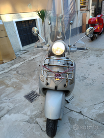 Vespa GTS 250 grigia
