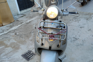 Vespa GTS 250 grigia