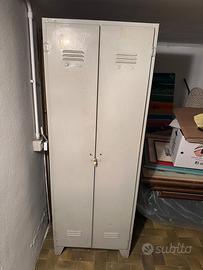 Armadio in ferro per utensili