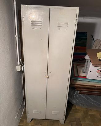 Armadio in ferro per utensili