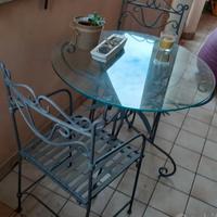 Tavolo in ferro battuto con due sedie