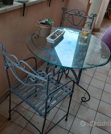 Tavolo in ferro battuto con due sedie
