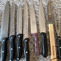 Vari coltelli+ forchettone