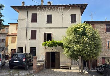 Casa Semi indipendente con salone rustico e corte