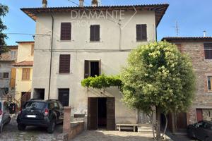 Casa Semi indipendente con salone rustico e corte