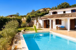 Villa indipendente con piscina e vista panoramica.