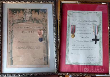 Due quadri con medaglie