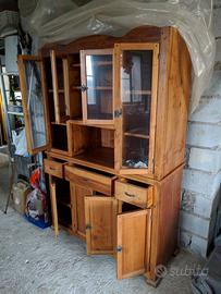 Credenza e vetrina in legno rustico