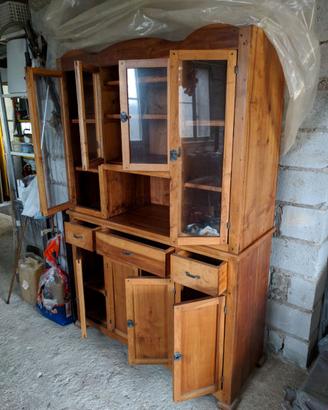 Credenza e vetrina in legno rustico