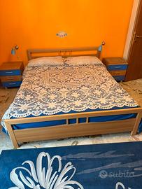 Letto matrimoniale con coppia di comodini