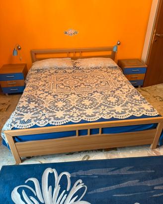 Letto matrimoniale con coppia di comodini