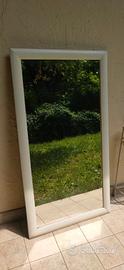 Specchio con cornice in legno bianco
