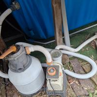 piscina da esterno con struttura in legno