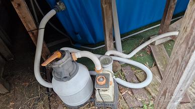 piscina da esterno con struttura in legno