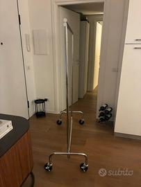 N. 2 appendiabiti SONGMICS professionali con ruote