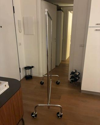 N. 2 appendiabiti SONGMICS professionali con ruote
