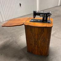 Macchina da cucire Necchi con mobiletto