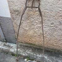 Attrezzi antichi da lavoro per mulo