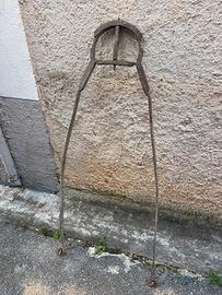 Attrezzi antichi da lavoro per mulo