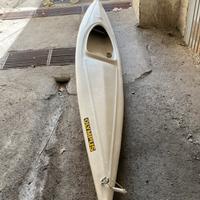 Canoa in vetroresina monoposto con pagaia
