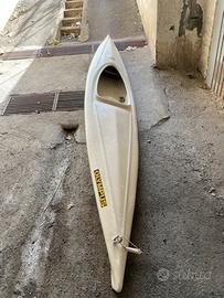 Canoa in vetroresina monoposto con pagaia