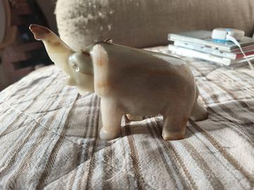 Statua elefante in pietra