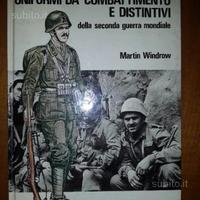 Uniformi da combattimento e distintivi