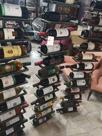 Stock bottiglie vino e liquori con montanti ferro