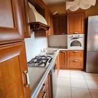 Cucina con forno e lavastoviglie