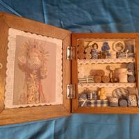Vetrinetta decorativa vintage in legno con miniatu