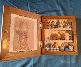 Vetrinetta decorativa vintage in legno con miniatu