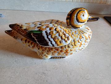 Terrina artigiana in forma di anatra in ceramica 