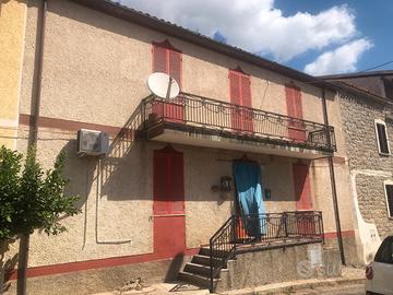Casa indipendente con cortile, garage e cantina
