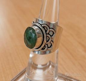 Anello con pietra verde vintage 