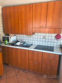 Cucina completa di tavolo