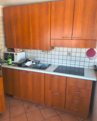 Cucina completa di tavolo