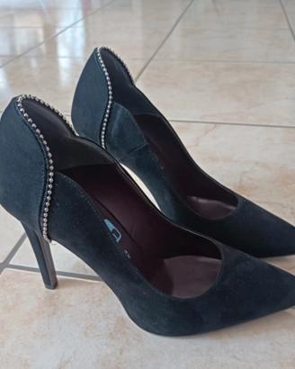 DÉCOLLETÉ NERE CON BORCHIE 