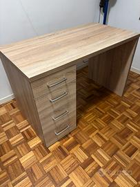 Scrivania con cassetti